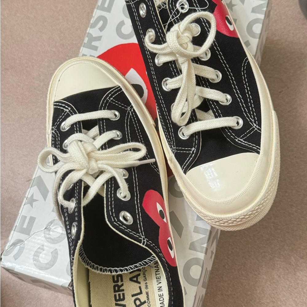 Low top canvas sneaker